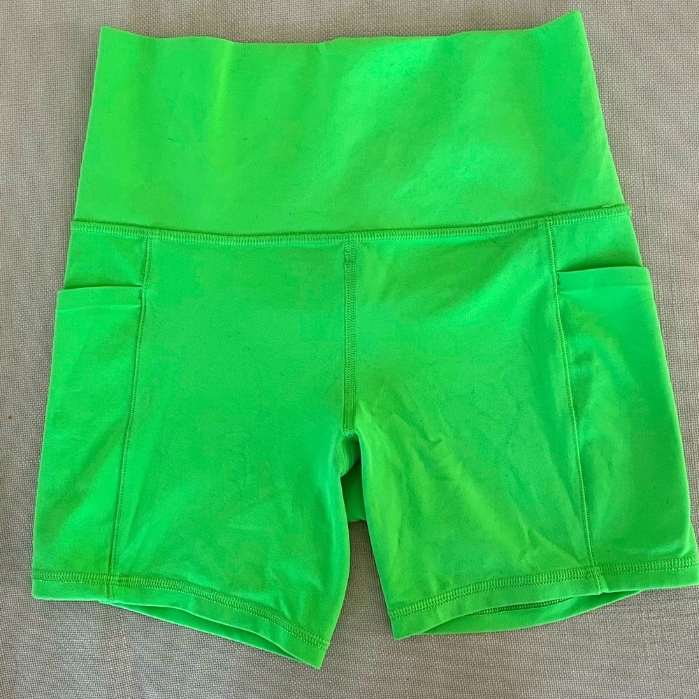 Athleta Salutation Stash 5” Short